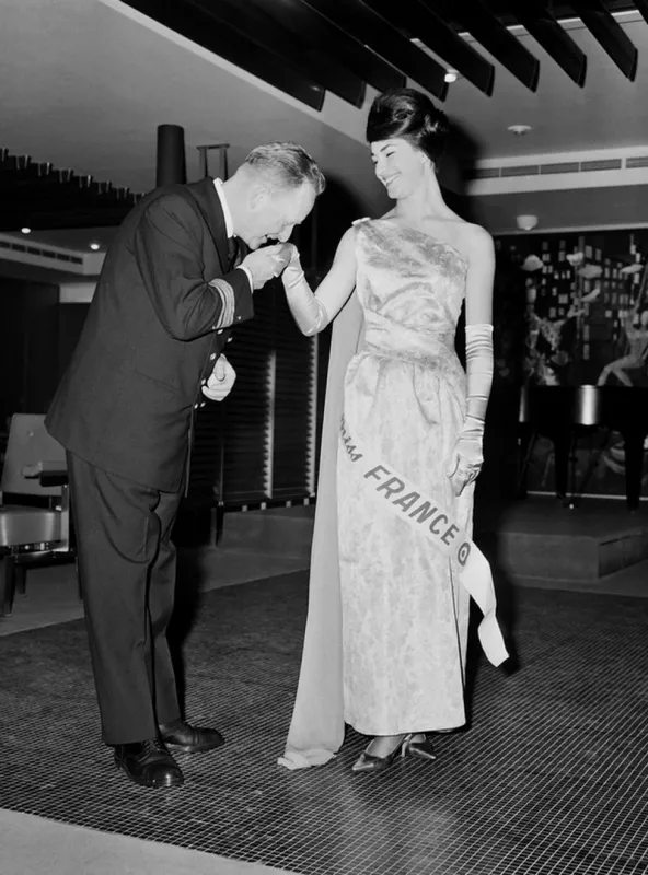 miss france, monique lemaire, est accueillie par le commandant georges croisile, le 31 décembre 1961, à bord du paquebot le france, au havre (photo by afp)