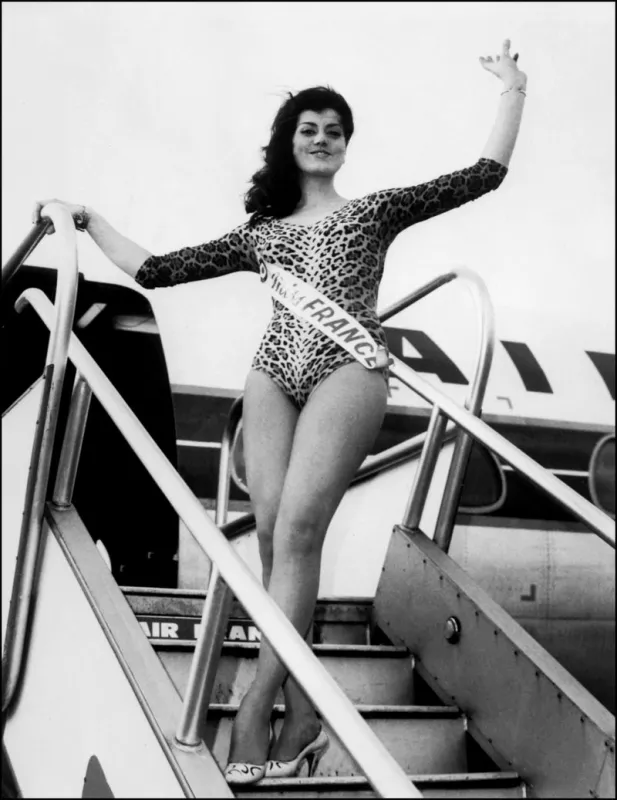 miss france 1965, melle christiane sibellin, arrive à londres le 13 novembre afin de participer, le 19 novembre 1965 , au concours de miss monde (photo by afp)