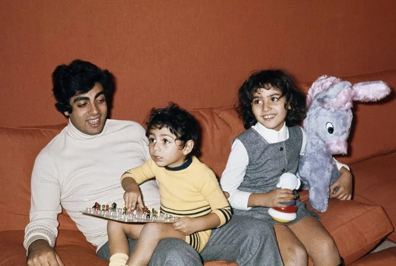 french singer enrico macias poses with his children jocya (r) and jean-claude (c), in december 1970 afp photo (photo by afp)