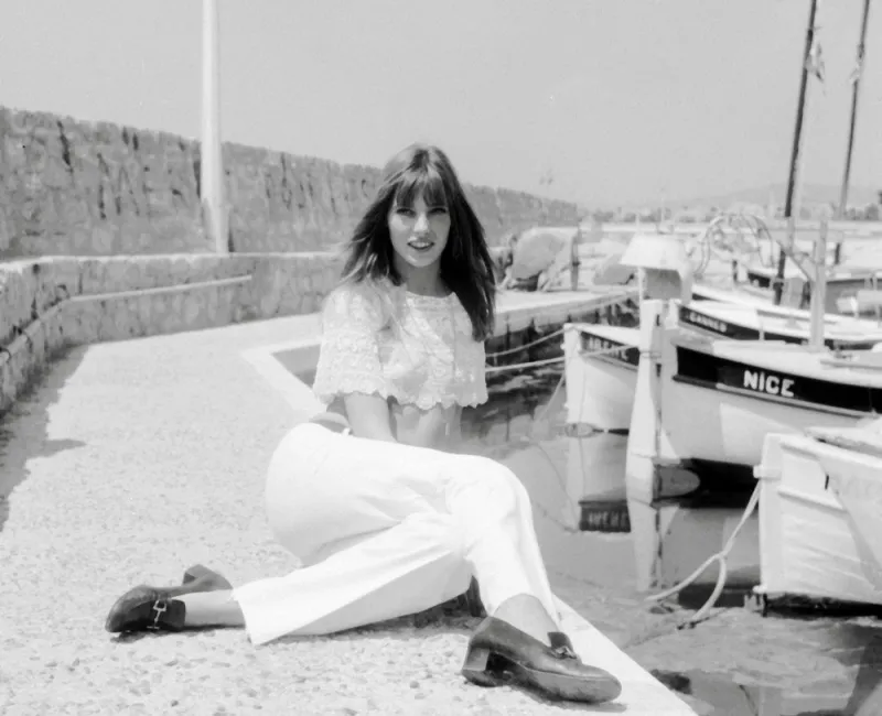 la chanteuse et actrice britannique jane birkin pose pour son mari serge gainsbourg au mois de mai 1969 sur le port de nice (photo by upi   afp)