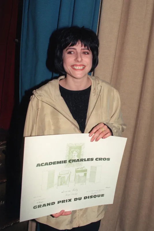la chanteuse française liane foly pose après avoir reçu le grand prix du disque pour sa chanson rêve orange, le 09 avril 1991, à paris afp photo georges bendrihem (photo by georges bendrihem   afp)