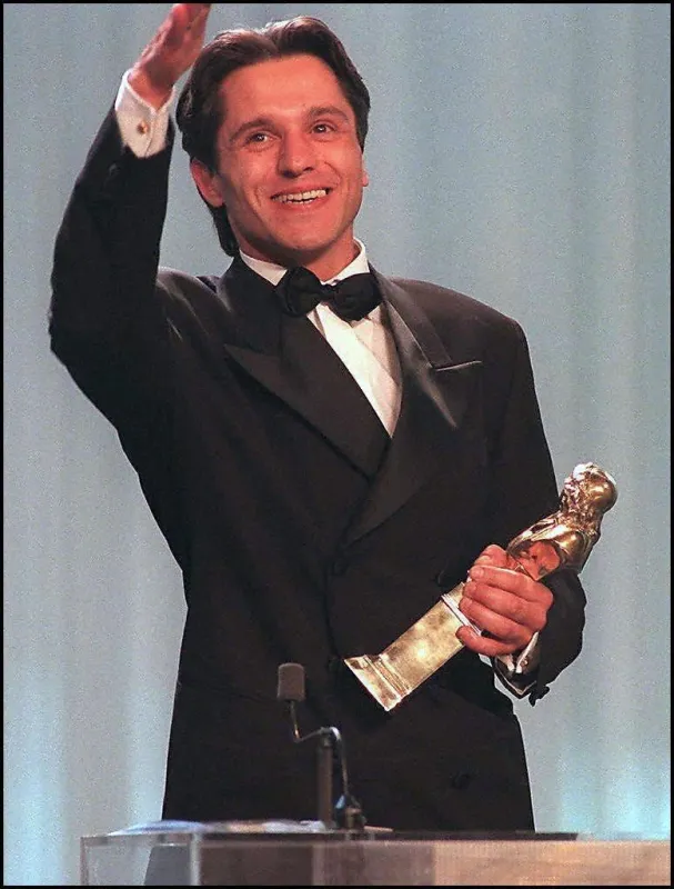 le comédien pierre cassignard reçoit le molière du meilleur comédien, le 12 mai, sur la scène du théâtre des champs-elysées à paris, lors de la 11e cérémonie de remise des trophées du théâtre (photo by joel saget   afp)