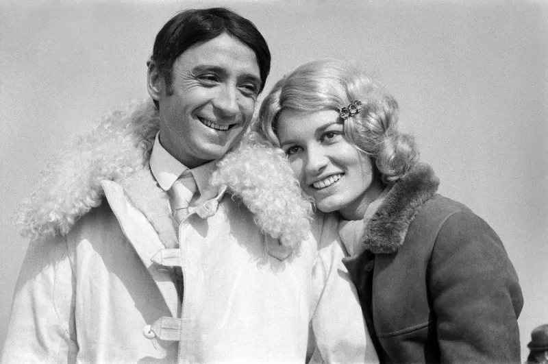 les acteurs claude brasseur et ludmila mikaël posent le 19 avril 1969 à etretat, sur le tournage du film les eaux mêlées  afp photo (photo by afp)