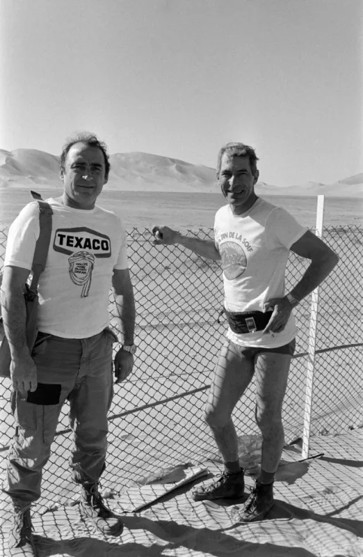l'acteur claude brasseur (g) est photographié sur le rallye paris -dakar, le 10 janvier 1982, lors d'une étape en algérie afp photo dominique faget (photo by dominique faget   afp)