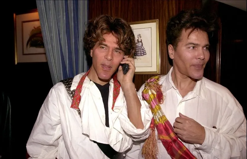 © edwin cook abaca 24471-2 paris-france, 17 03 2001 igor & grichka bogdanov during a scotland party in paris