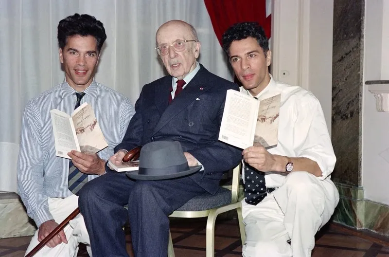 french writer and acamedician jean guitton (c) is surrounded by french scientific journalists igor (l) and grichka bogdanoff (r) with whom he wrote dieu et la science, on september 6, 1991, in paris (photo by michel gangne   afp)