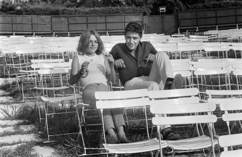 les chanteurs france gall (g) et sacha distel sont photographiés le 6 août 1964 à nice afp photo (photo by archive   upi   afp)