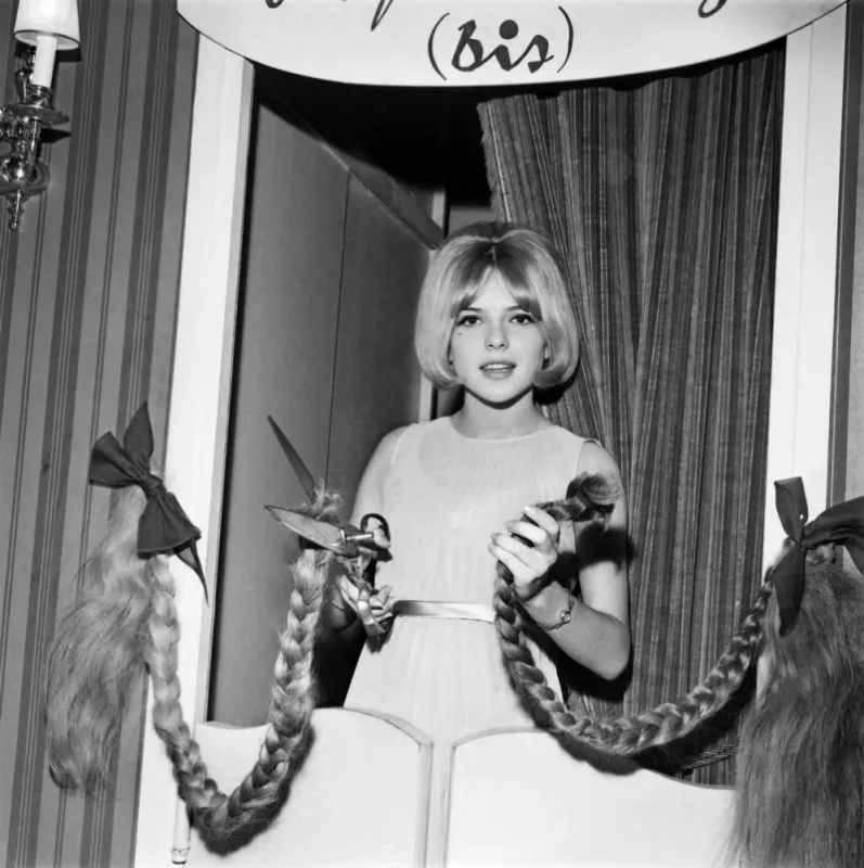 la chanteuse france gall inaugure un nouveau salon de coiffure jacques dessange, à paris, le 8 mai 1965 afp photo (photo by archive   upi   afp)
