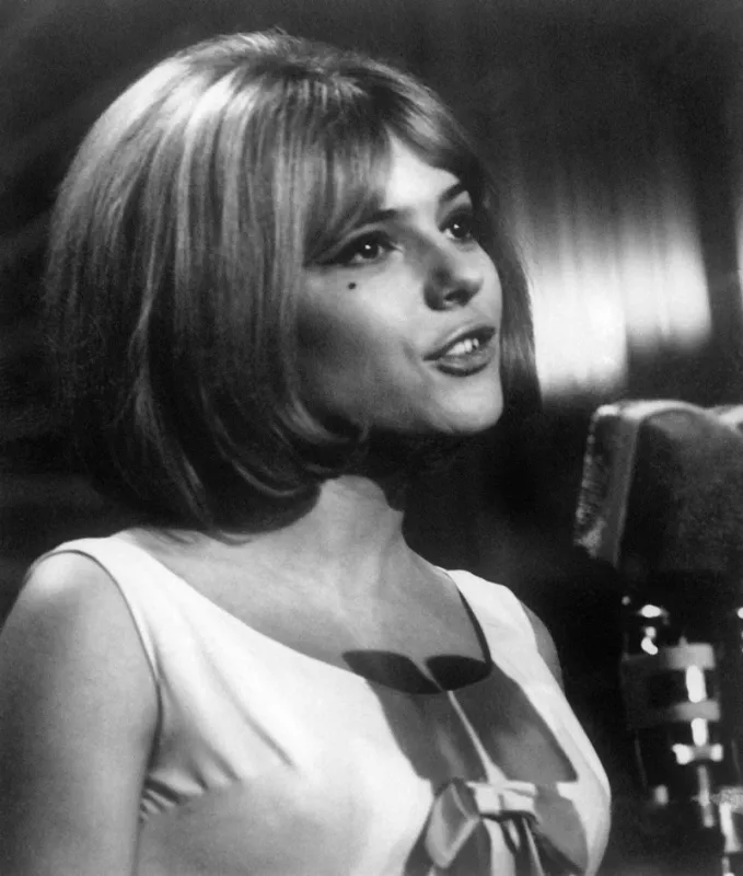 la chanteuse france gall se produit en mars 1965 dans le cadre de l'eurovision (photo by afp)