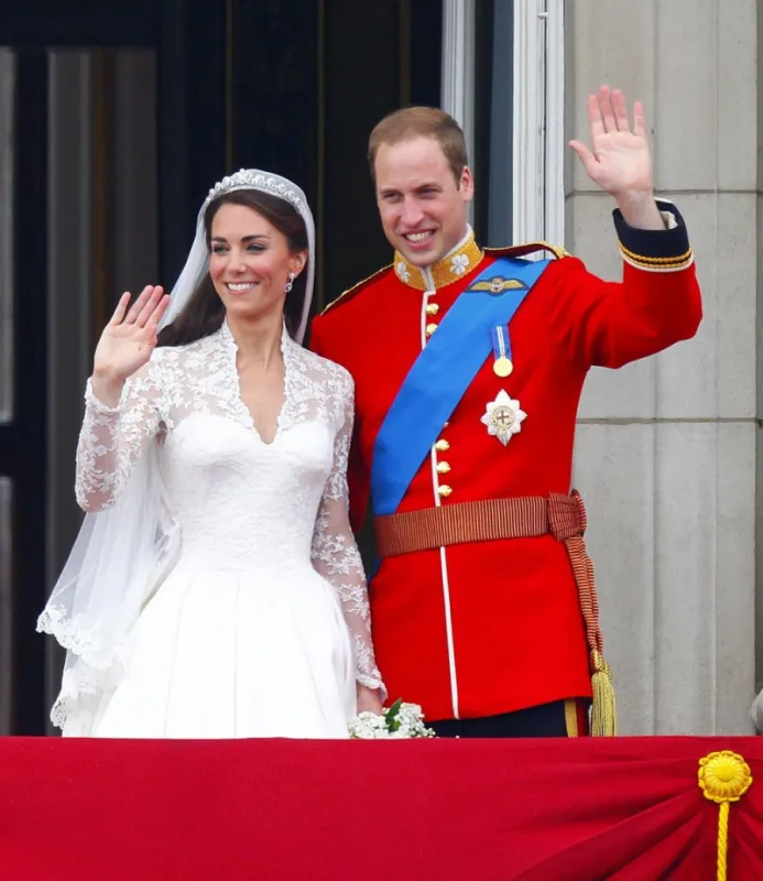royal wedding - will and kate at the balcony
