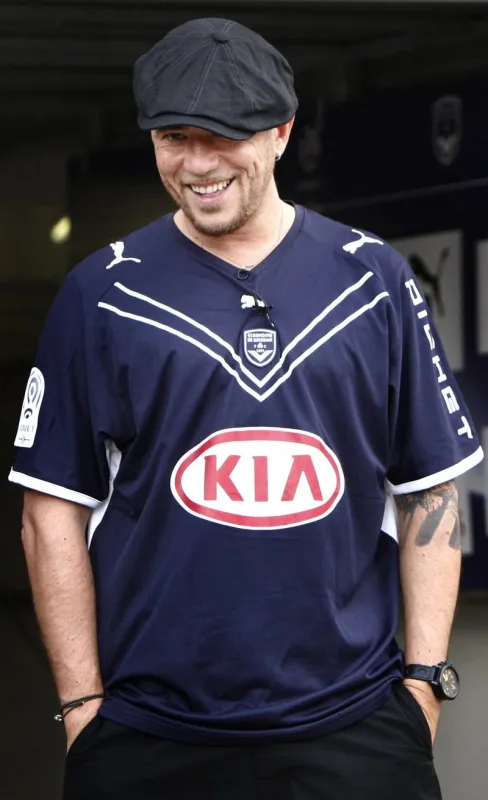 french singer pascal obispo during the french first league soccer match, girondons de bordeaux vs as monaco at the chaban-delmas stadium in bordeaux, france on may 23, 2009 bordeaux won 1-0 photo by patrick bernard abacapresscom