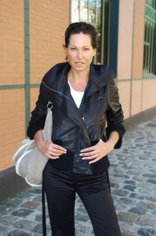 la présentatrice evelyne thomas pose pour le photographe, le 29 août 2005 à la plaine-saint-denis, en marge de la présentation de la grille de rentrée de tf1 (photo by jean ayissi   afp)