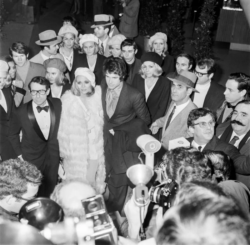 from left, us director arthur penn, us actress faye dunaway and us actor warren beatty pose after the screening of the film bonny and clyde at the moulin rouge cabaret in paris on january 24, 1968 (photo by derrick ceyrac   afp)