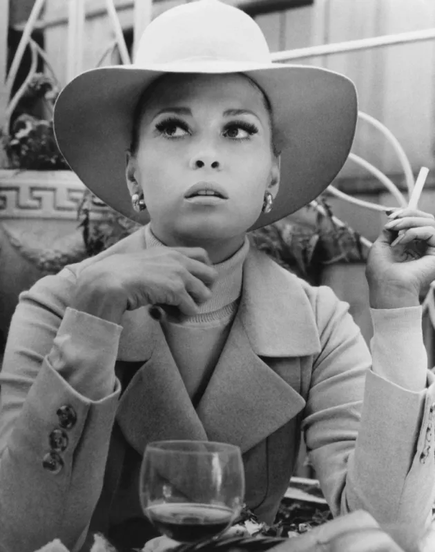 the thomas crown affair, faye dunaway, 1968 photo by everett collection abacapresscom <motcle99> film still film stills still stills extract < motcle99>