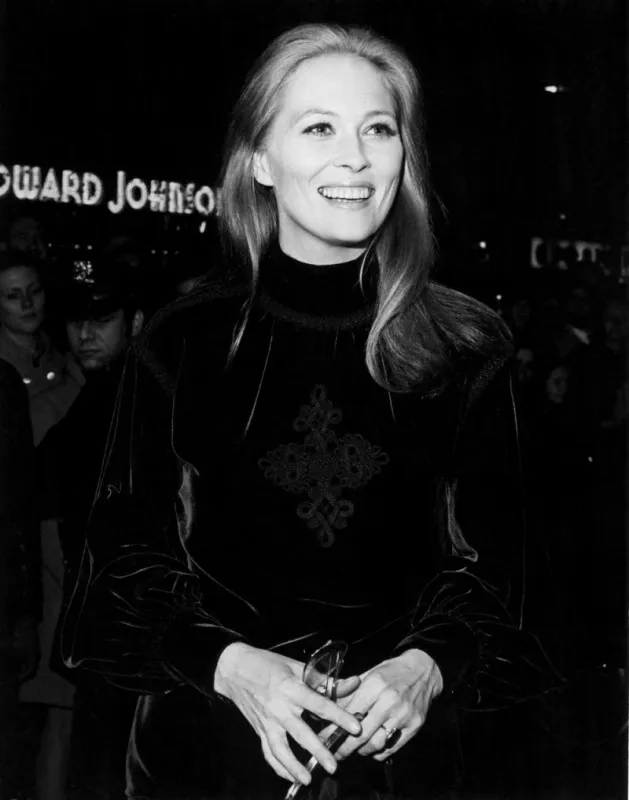 faye dunaway arrives for the premiere of the arrangement, 1969 photo by everett abacapresscom <motcle99> film still film stills still stills extract < motcle99>