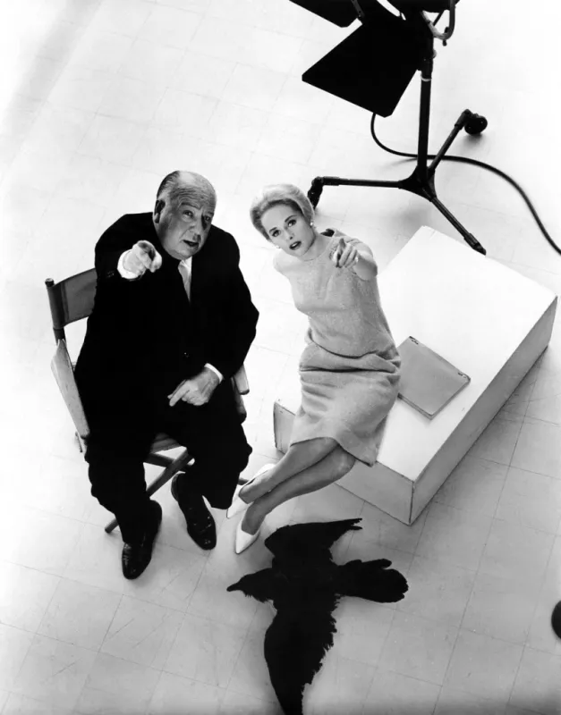 the birds, alfred hitchcock and tippi hedren, in a publicity shot, 1963 photo by everett abacapresscom <motcle99> film still film stills still stills extract < motcle99>