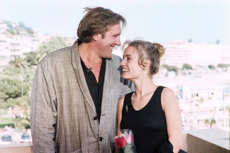 french actors sandrine bonnaire (r) and gérard depardieu (l) pose during the presentation of the film sous le soleil de satan directed by maurice pialat, on may 14, 1987 during the cannes international film festival (photo by dominique faget   afp)