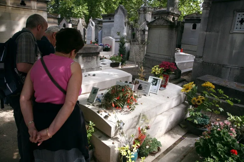 famous graves in paris cemeteries