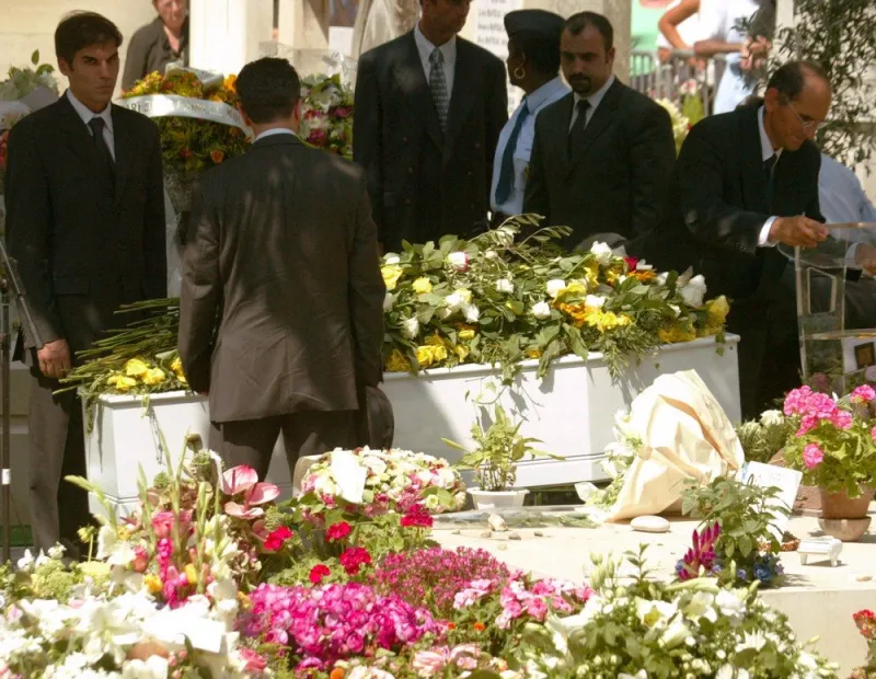 des employés des pompes funèbres portent le cercueil de l'actrice marie trintignant décédé le 01 août 2003 lors de ses obsèques, le 06 août 2003 au cimetière du père lachaise à paris  afp photo eric feferberg (photo by eric feferberg   afp)