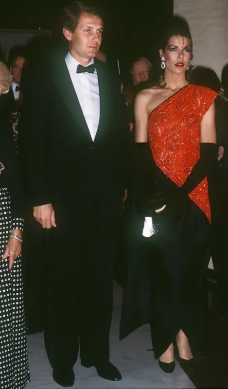la princesse caroline de monaco pose avec son mari stefano casiraghi, le 09 mars 1985 à monaco, lors du bal de la rose afp photo (photo by afp)