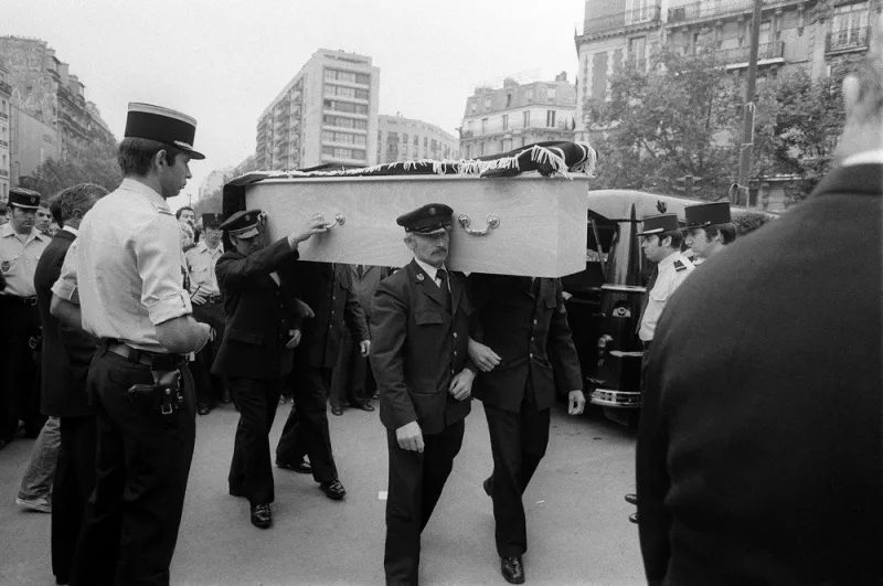photo datée le 23 juillet 1982 du cercueil de l'acteur patrick dewaere à l'eglise saint pierre de montrouge à paris pour la cérémonie d'enterrement de l'acteur qui s'est donné la mort le 16 juillet (photo by joel robine   afp)
