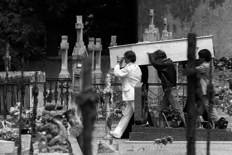 photo datée le 23 juillet 1982 de l'enterrement de l'acteur patrick dewaere dans le petit cimitière de st lambert du lattay, un village du maine et loire (photo by helene cayeux   afp)