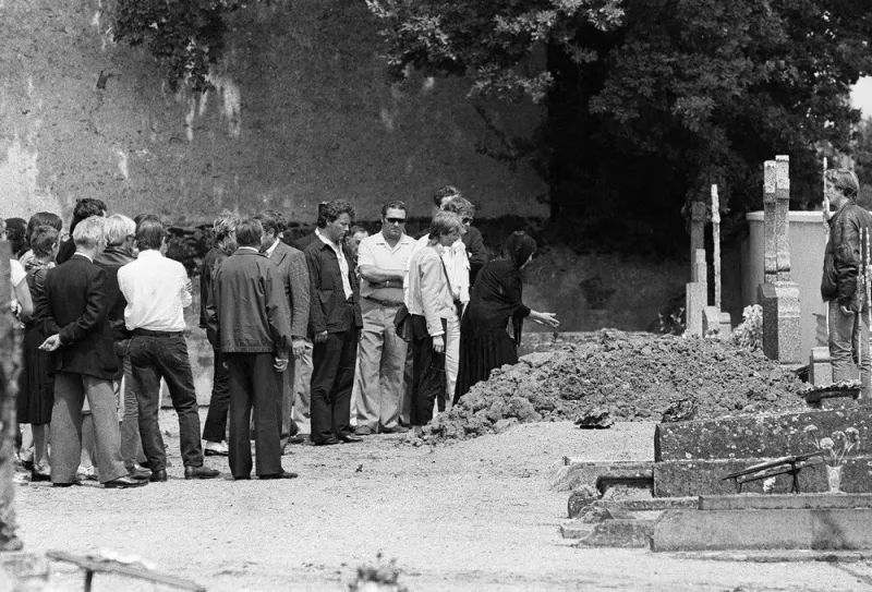 photo datée le 23 juillet 1982 de mado maurin (d), la mère de l'acteur patrick dewaere avec d'autres membres de la famille à l'enterrement de l'acteur qui s'est donné la mort le 16 juillet (photo by helene cayeux   afp)
