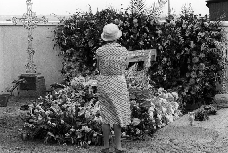 photo datée le 23 juillet 1982 après l'enterrement de l'acteur patrick dewaere dans le petit cimitière de st lambert du lattay, un village du maine et loire (photo by helene cayeux   afp)