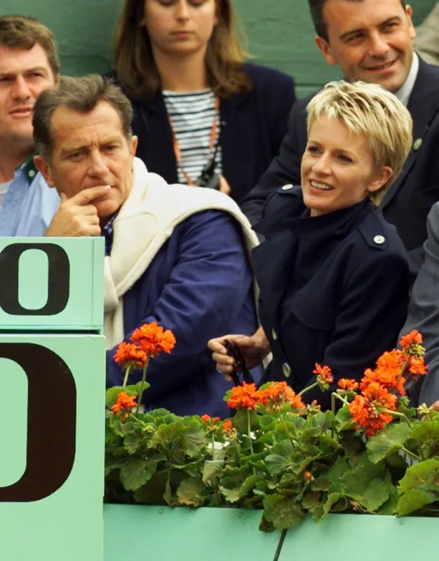 french journalists williams leymergie (l) and sophie davant watch andre agassi of the us play dominik hrbaty of slovakia in their semi-final french open match at roland garros in paris 04 june 1999 (electronic image) (photo by jacques demarthon   afp)