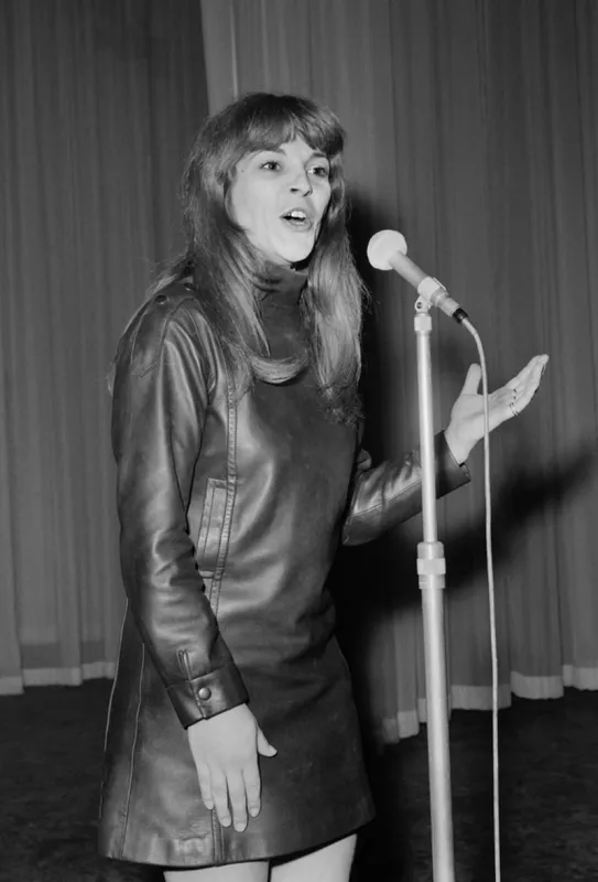 la chanteuse nicoletta chante à l'olympia, à paris, le 7 janvier 1969  afp photo (photo by upi   afp)