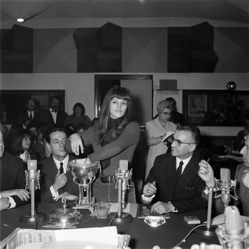 french singer nicoletta draws country names out of the quarter final during the football coupe de france's drawing lot, on march 14, 1969 in paris (photo by afp)