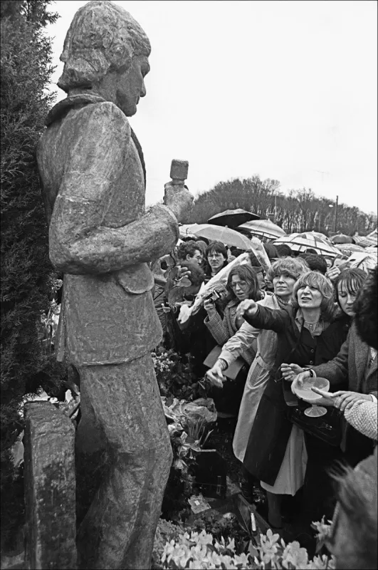 (archives) inauguration de la statue du chanteur claude francois , décèdé le 11 mars 1978,  des fans venus lui rendre hommage lui lancent des fleurs dans le cimetiere de dannemois le 10 mars 1979 (photo by marcel binh   afp)