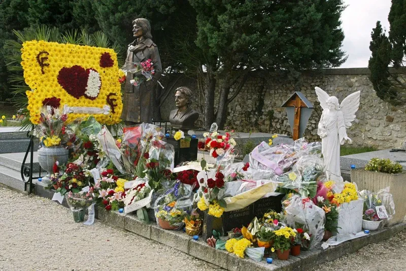 la tombe du chanteur claude françois est couverte de fleurs, le 10 mars 2003, à la veille du vingt-cinquième anniversaire de sa mort, au cimetière de dannemois afp photo daniel janin (photo by daniel janin   afp)
