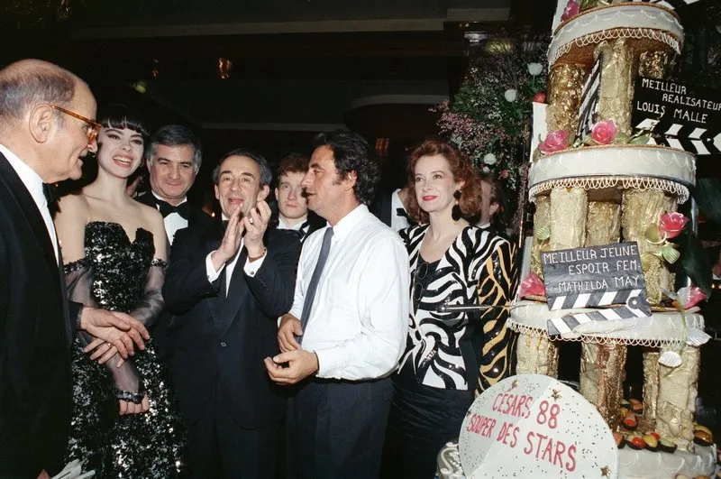 georges craven, mathilda may, jean-claude brialy, louis malle, richard bohringer et dominique lavanant dînent au restaurant le fouquet's après la cérémonie des césars, le 12 mars 1988, à paris (photo by pierre verdy   afp)