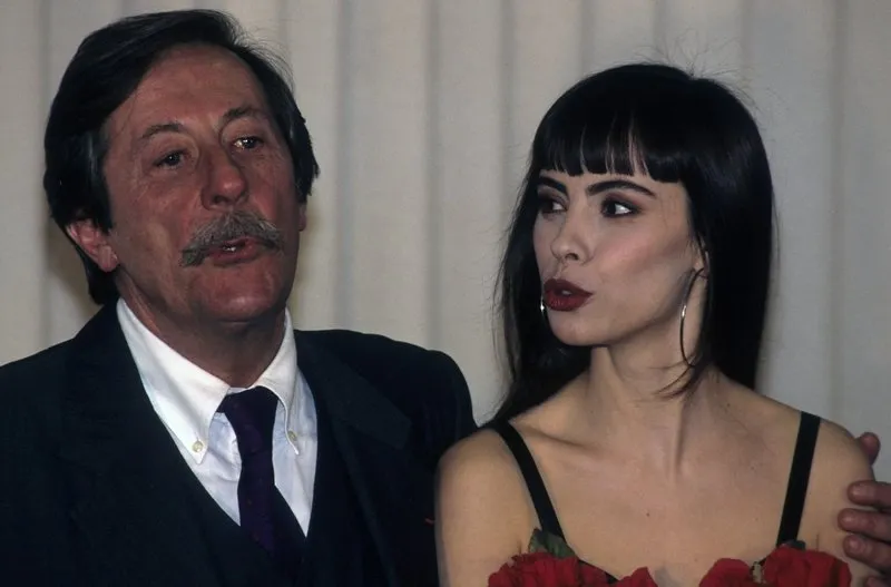 jean rochefort et mathilda may venus remettre le cesar du meilleur realisateur a alain corneau pour son film tous les matins du monde, de la 17eme ceremonie des cesar, 1992 photo by aps medias abacapresscom , 610410 020 paris france