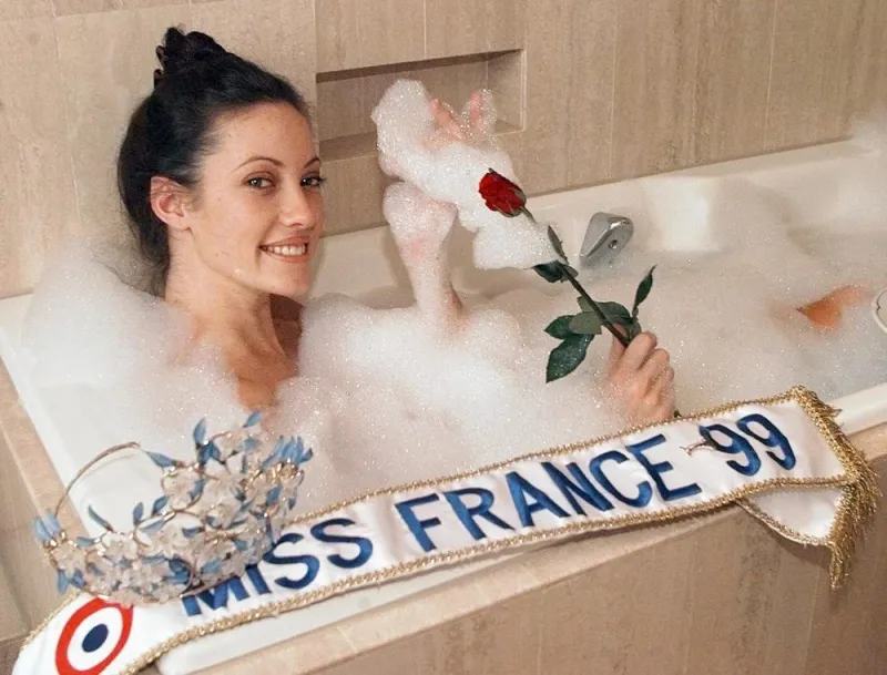 la nouvelle miss france 1999, mareva galantier, pose dans son bain, le 13 décembre, à l'hôtel de la reine à nancy, après son élection, le 12 décembre (image electronique) (photo by franck fife   afp)