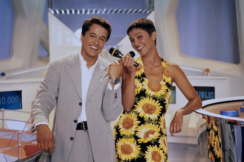 french tv hosts yves noël and sandrine quétier (r) present the vatoo, new game of the française des jeux, operator of france's national lottery games, on september 20, 1996 in paris (photo by afp)