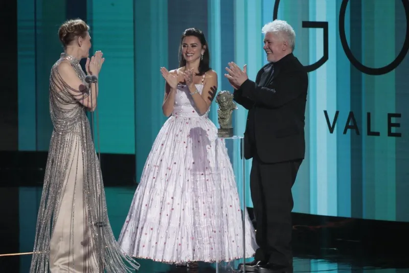actress cate blanchett with penelope cruz and pedro almodovar during the 36th annual goya film awards in valencia on saturday 12 february, 2022 photo by gtres abacapresscom , 798129 016 valencia espagne spain