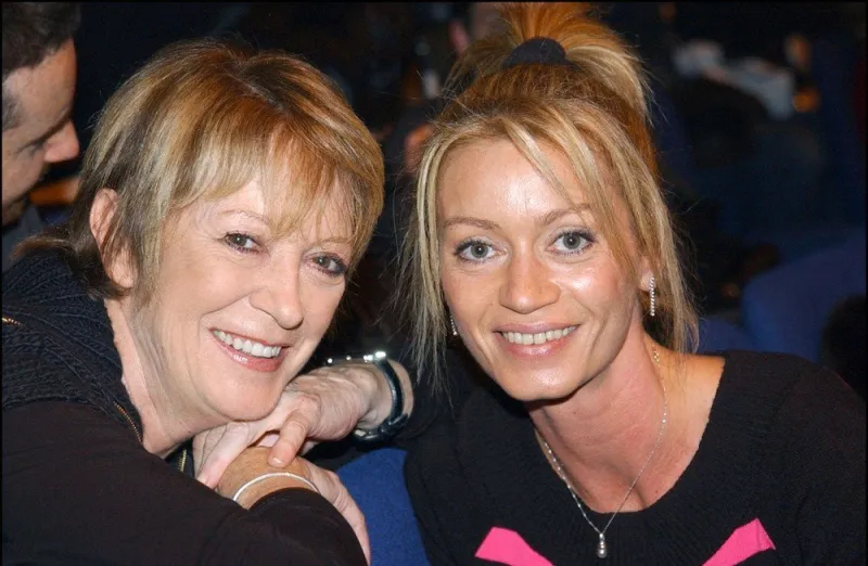 © abaca 52798-7 paris-france, november 17, 2003alice dona (l) and raphaelle ricci attend the autour de la guitare concert at the palais des sports in paris <motcle99> dona alice ricci raphaelle france frankreich ile-de-france paris < motcle99>