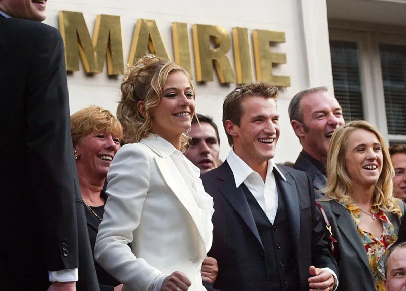 benjamin castaldi (c) et flavie flament (g), animateurs de télévision, posent, le 21 septembre devant la mairie de bougival, où ils se sont mariés, ce jour afp photo mehdi fedouach (photo by mehdi fedouach   afp)