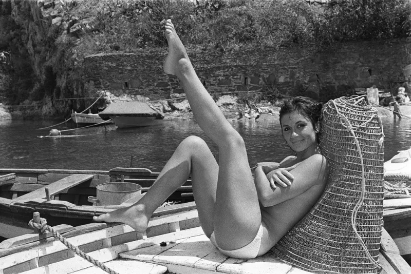 l'actrice française danièle evenou se repose au mois de juillet 1970 sur un bateau de pêche dans le port de taormina en sicile afp photo (photo by upi   afp)