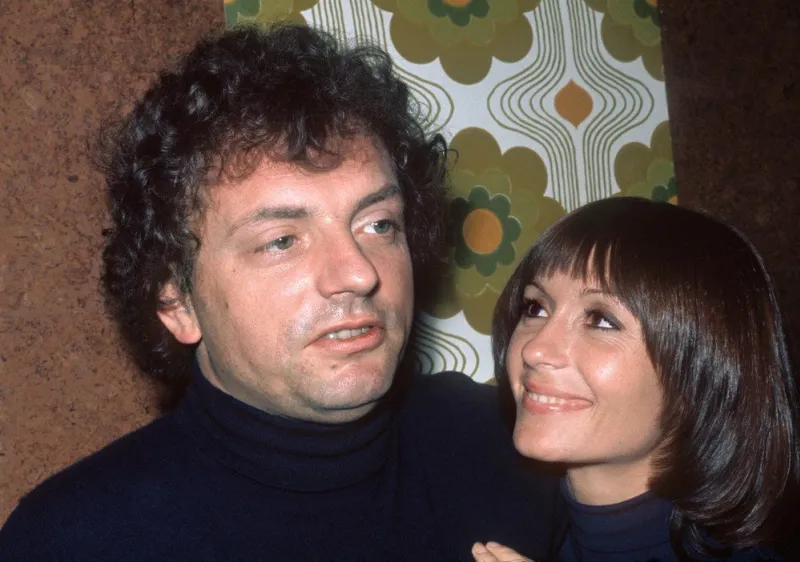 l'animateur jacques martin et son épouse la speakerine danièle evenou posent, le 27 octobre 1973, lors de l'avant-première du salon du bricolage au cnit   afp photo (photo by afp)