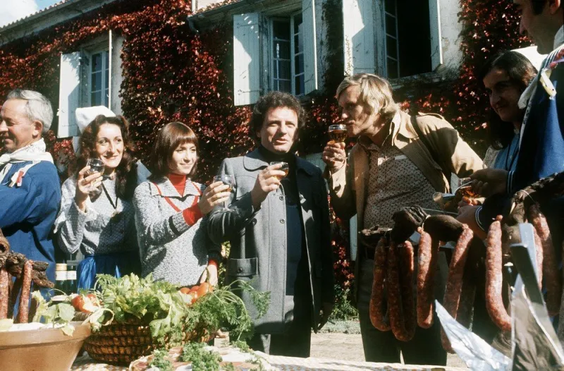 l'animateur de télévision jacques martin (c) participe à la fête des vendanges en compagnie de son épouse, la comédienne danièle evenou (3eg) et de l'acteur allemand horst franck (d), à cognac, le 22 octobre 1973 (photo by afp)