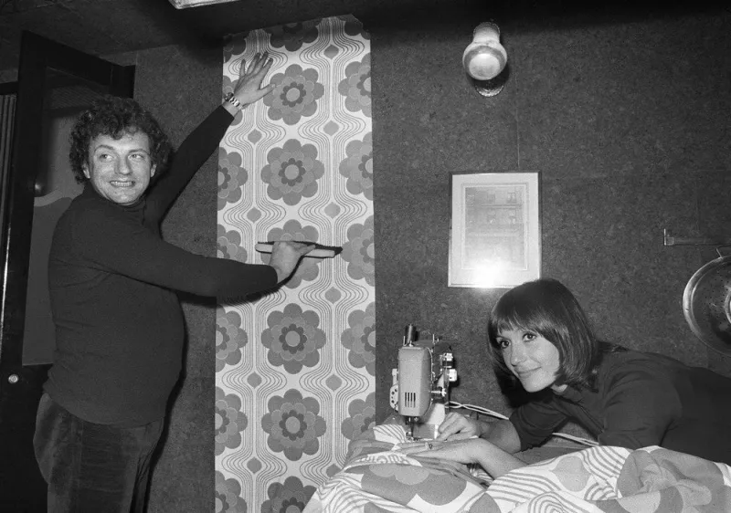 l'animateur de télévision jacques martin pose du papier peint au côté de la comédienne daniele evenou, le 27 octobre 1973 à paris en avant-première du salon du bricolage afp photo (photo by afp)
