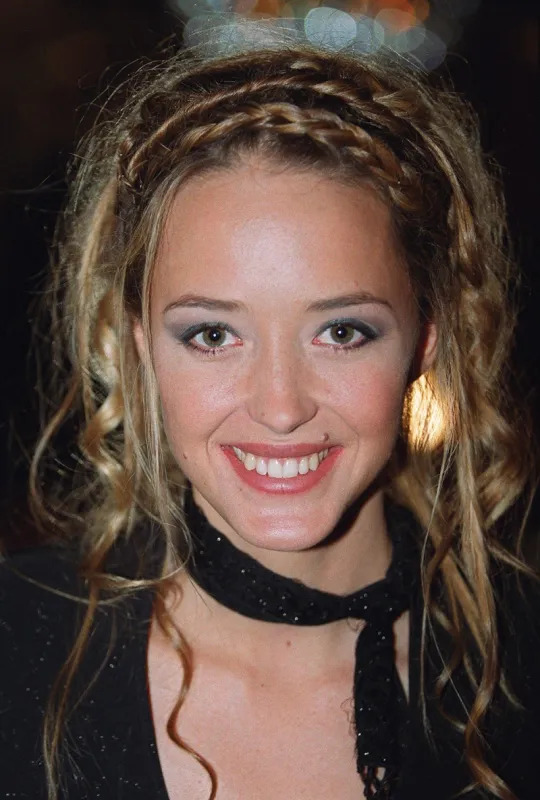 la comédienne hélène de fougerolles sourit, le 23 avril 2001 au fouquet's à paris, après avoir reçu le prix romy schneider 2001 qui récompense de jeunes comédiens afp photo pierre andrieu (photo by pierre andrieu   afp)