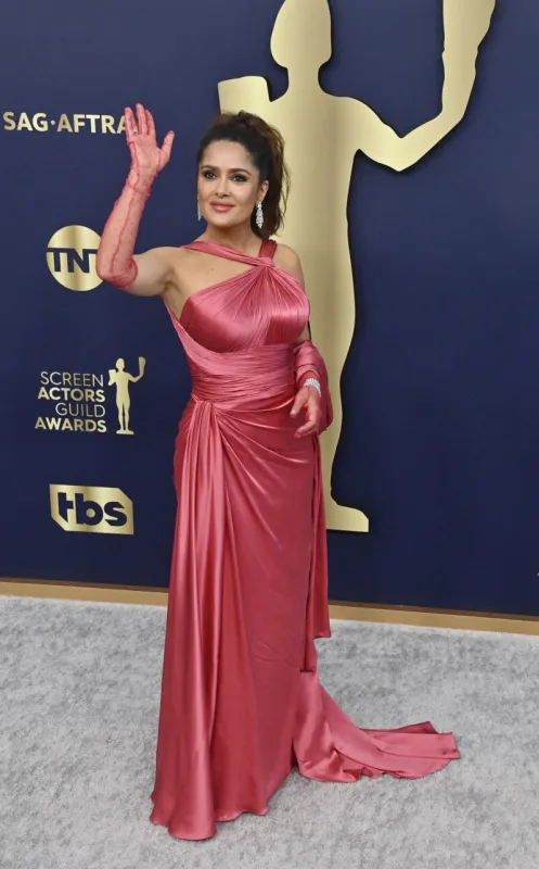 salma hayek attends the 28th sag awards in santa monica, california