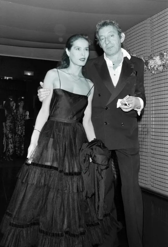 french singer serge gainsbourg and his companion bambou arrive at the night club le palace, in paris, on october 24, 1984 afp photo pierre guillaud (photo by pierre guillaud   afp)