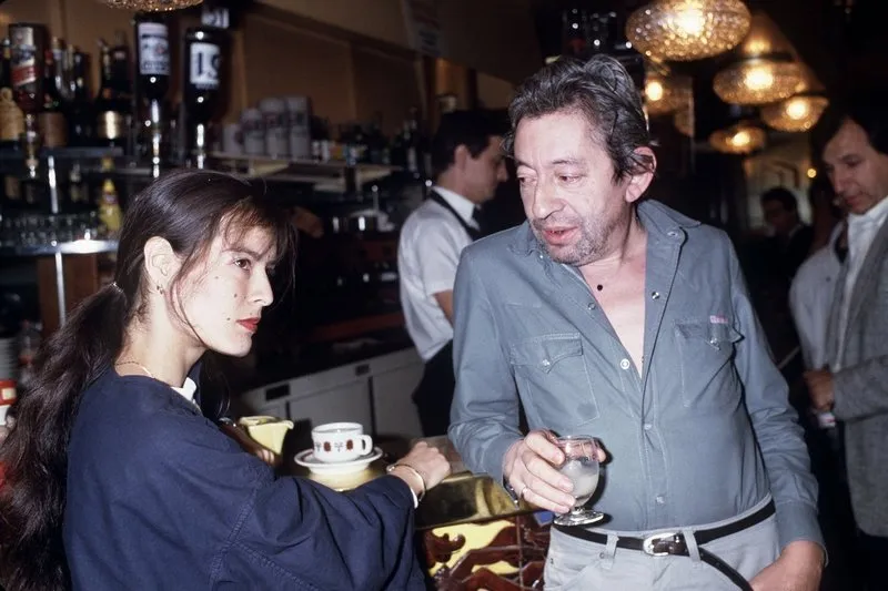 le chanteur français serge gainsbourg discute avec sa compagne bambou dans un bar, le 27 juin 1985 à paris (photo by pierre guillaud   afp)