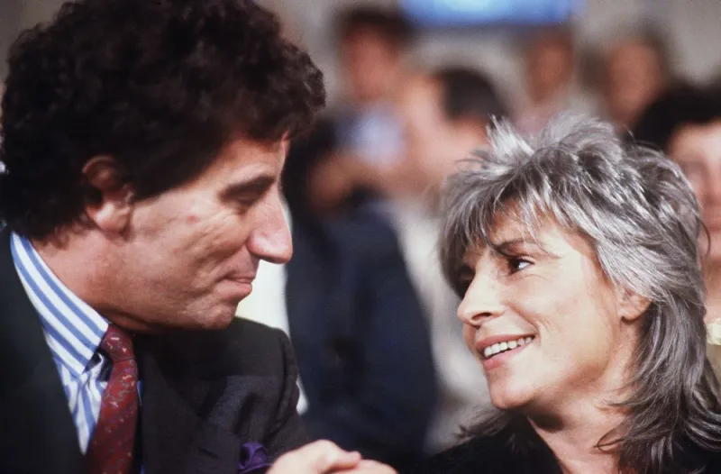 photo de la chanteuse française catherine lara (d) et de le ministre de la culture jack lang, prise le 08 octobre 1986 à paris lors de l'émission d'antenne 2 l'heure de vérité(film) afp photo joel robine (photo by joel robine   afp)