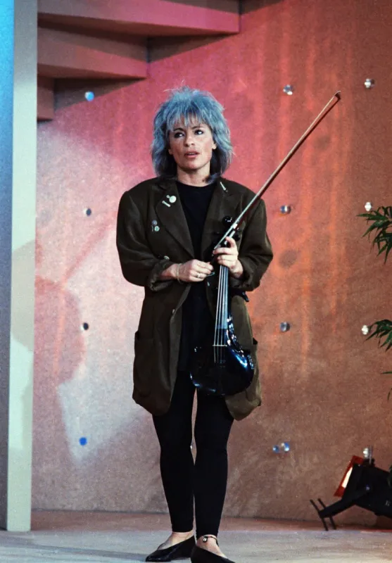 photo de la chanteuse et musicienne française catherine lara prise dans les studios des buttes chaumont à paris le 14 avril 1988(film) afp photo georges bendrihem (photo by georges bendrihem   afp)
